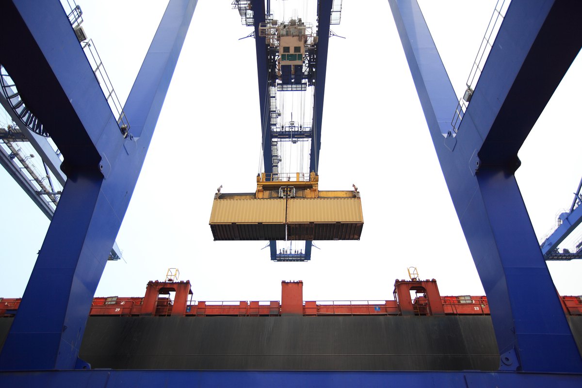 Crane lifting container